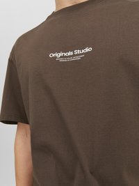 Jack & Jones JORVESTERBRO CREW NECK - T-shirts med print - chocolate brown