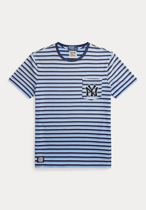 T-shirt rayé bleu et blanc avec un col rond, des manches courtes, une poche poitrine ornée d'un logo NY marine, et une étiquette en tissu sur l'ourlet.