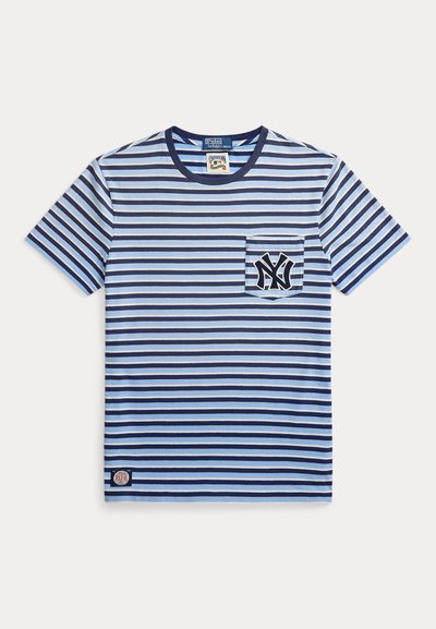 T-shirt rayé bleu et blanc avec un col rond, des manches courtes, une poche poitrine ornée d'un logo NY marine, et une étiquette en tissu sur l'ourlet.