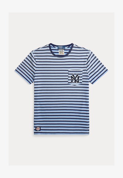 T-shirt rayé bleu et blanc avec un col rond, des manches courtes, une poche poitrine ornée d'un logo NY marine, et une étiquette en tissu sur l'ourlet.