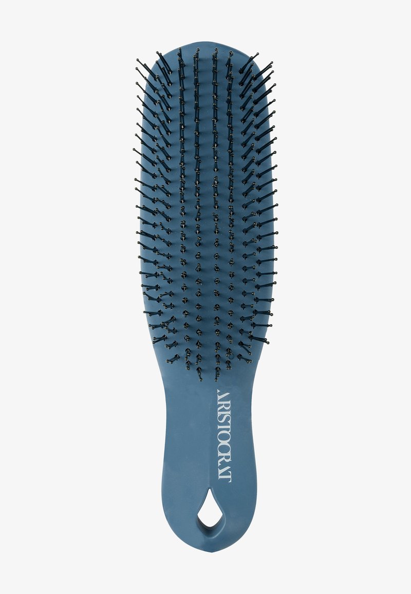 Blå hårbørste med rund form, plastmateriale, sorte børster og et håndtak med et hull for enkel henging. Merkenavn vist på håndtaket.