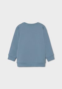 Sudadera azul clara con cuello redondo, mangas largas, puños acanalados y una textura suave. La vista trasera muestra un diseño simple y limpio.