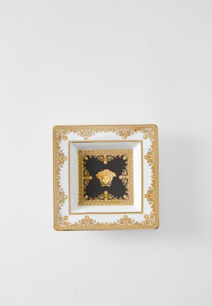 Firkantet porselensfat med gyldne detaljer, hvite kanter, og et sentralt svart design med et rosemotiv omringet av intrikate mønstre.