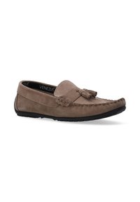brune ruskind moccasin loafer med frynse detaljer, syede accenter og sort gummisål. Behageligt design ideelt til afslappet brug.