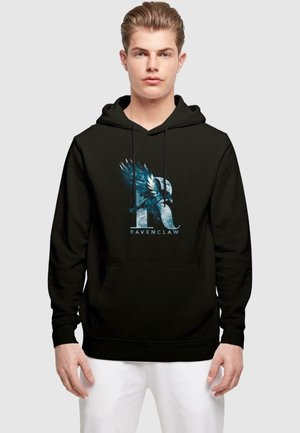 Sort hættebluse med et blåt og hvidt ørne-design med et "R" og teksten "RAVENCLAW." Fremstillet af blødt stof med en frontlomme.