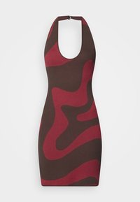 Ein tailliertes Halterkleid aus elastischem Strickstoff. Es hat einen braunen Grundton mit roten abstrakten Mustern und ein offenes Rücken-Design.