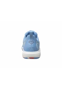 Sneaker azzurro chiaro con tomaia in sintetico liscio, soletta bianca e suola in gomma con motivo. Presenta un piccolo logo e un inserto sul tallone.