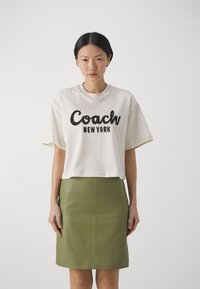 COACH CURSIVE CROPPED - Marškinėliai su spaudiniu - cream