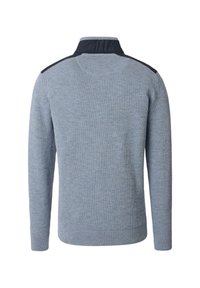 Hellblaues Sweatshirt mit strukturiertem Strickdesign, Stehkragen und kontrastierenden dunkelblauen Schulterakzenten. Lange Ärmel und gerippter Saum.
