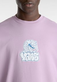 Vans RATTLER - Triko s potiskem - lavender mist