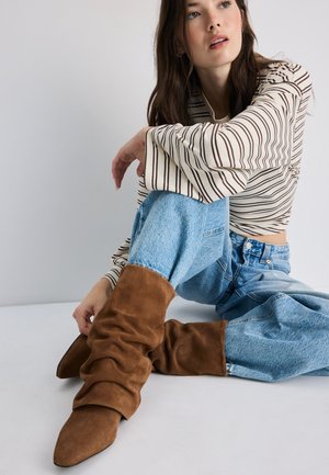 Stradivarius, FLAT SLOUCHY JOOTS - Bottes - beige