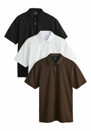 Trei tricouri polo cu croială regulară, în negru, alb și maro, cu un model subtil cu puncte, fiecare având guler și fanta cu doi nasturi.