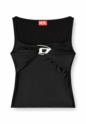 Top nero senza maniche in tessuto liscio, caratterizzato da un design frontale intrecciato e un distintivo accento ovale bianco. Etichetta del logo rossa nella parte superiore.