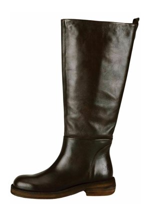 Stivale alto in pelle marrone scuro con finitura liscia, punta rotonda e tacco in legno; presenta un leggero afflosciamento nella parte superiore.