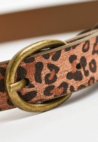 Brauner Leopardenmuster-Gürtel mit einer strukturierten Wildlederoberfläche, ausgestattet mit einer goldfarbenen Metallring-Schnalle und einem passenden Lederband.