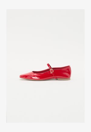Ballerine in vernice rossa con punta affusolata e una singola cinghia alla caviglia regolabile con cinturino in oro. Suola piatta.