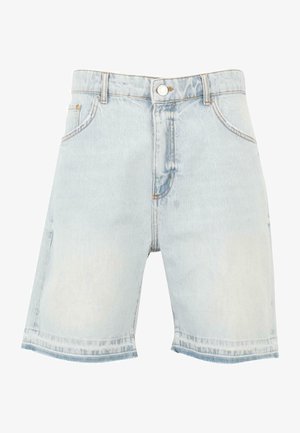 Lyseblå denimshorts med høj talje, fem-lomme design og slidt kant. Stoffet har en blød tekstur og en falmet finish.