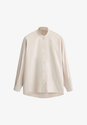 Beige langærmet skjorte med knapper og mandarinkrave samt manchetter, vist på hvid baggrund.