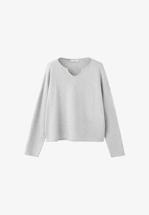 Pull gris clair à manches longues avec une encolure en forme d'encoche et trois petits boutons près du col, fabriqué en tissu tricoté doux.