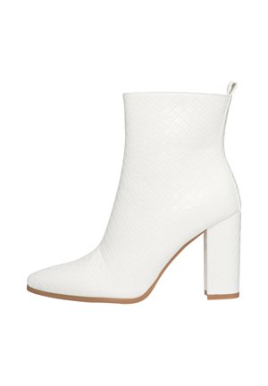 Weißer Knöchelstiefel mit einem strukturierten, gesteppten Muster, spitzer Zehenform und Blockabsatz. Verfügt über eine Ziehlasche hinten für einfaches An- und Ausziehen.