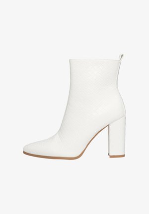 Weißer Knöchelstiefel mit einem strukturierten, gesteppten Muster, spitzer Zehenform und Blockabsatz. Verfügt über eine Ziehlasche hinten für einfaches An- und Ausziehen.