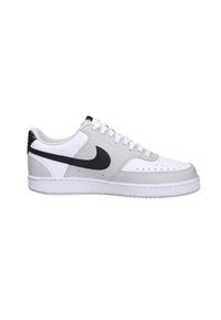 Baskets basses blanches et grises avec logo swoosh noir, lacets blancs et zone perforée à l'avant sur fond blanc.