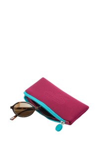 Okulary przeciwsłoneczne w fuksjowym miękkim etui z turkusowym suwakiem, z wypukłym nadrukiem logo. Etui jest zamknięte, odsłaniając częściowo okulary przeciwsłoneczne.