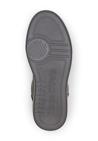 Czarna gumowa podeszwa buta z teksturowanym wzorem antypoślizgowym i wytłoczonym logo, z gładkim, zaokrąglonym obcasem oraz teksturowanym przodem.