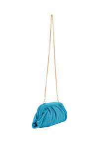 Borsa a pochette in rete turchese con design arricciato, tracolla in oro e superficie liscia. Presenta una forma strutturata e hardware minimale.