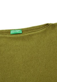 Maglione lavorato a maglia verde oliva con scollo rotondo e finitura testurizzata. Presenta un'etichetta verde con la scritta "United Colors of Benetton."