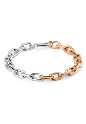 Armbånd bestående af sammenkædede rektangulære metalled, halvt sølv og halvt rosaguld, på en hvid baggrund.