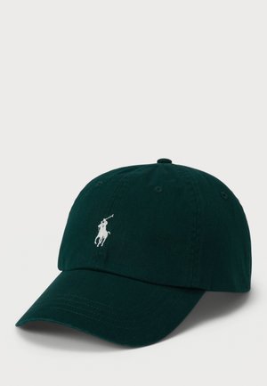 Cappellino da baseball verde scuro con visiera curva e piccolo logo ricamato di un giocatore di polo bianco al centro frontale.