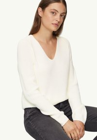 s.Oliver MIT V AUSSCHNITT - Strickpullover - creme