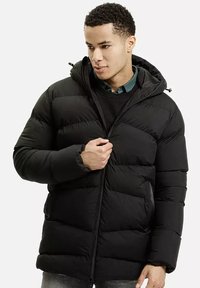 Czarna kurtka puchowa z kapturem, z pikowanym wzorem, przednim zamkiem błyskawicznym i elastycznymi mankietami. Wykonana z gładkiego, izolowanego materiału.