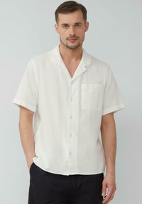 Korte mouw knoopshirt in het wit, gemaakt van gestructureerde stof, met een borstzak en een ingelegd kraag, in een relaxte pasvorm.