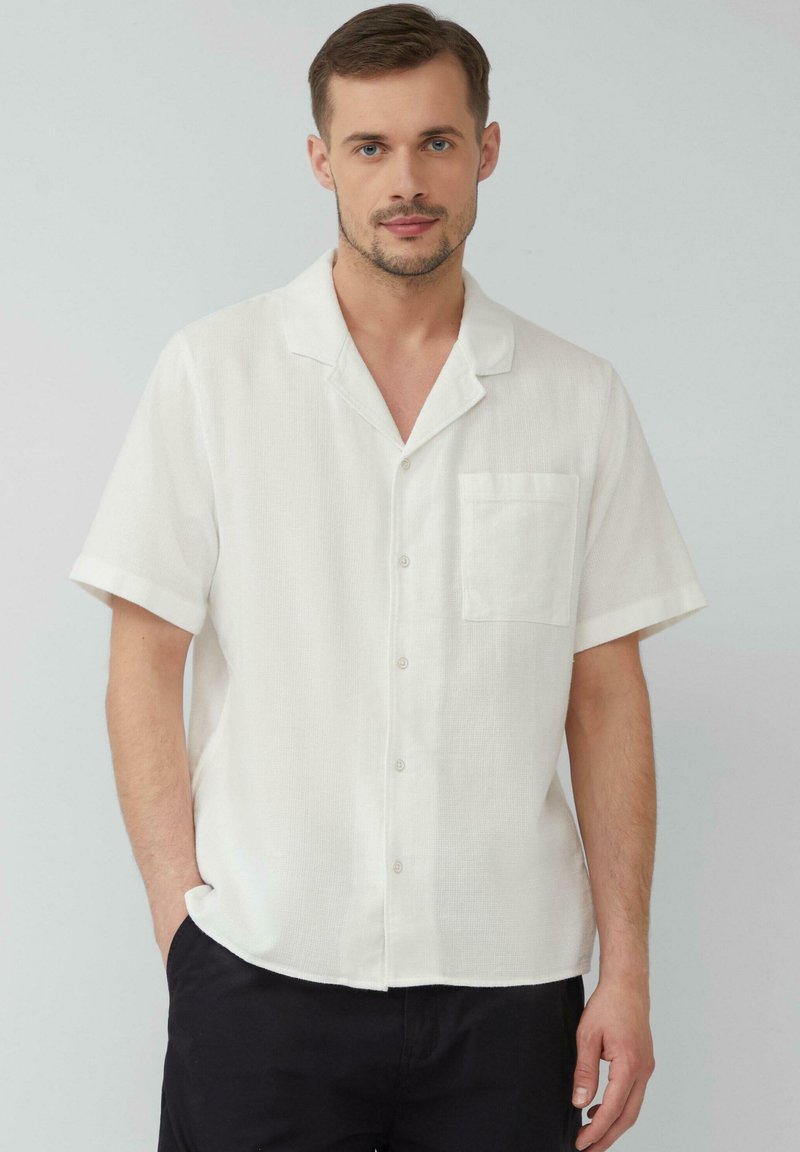 Korte mouw knoopshirt in het wit, gemaakt van gestructureerde stof, met een borstzak en een ingelegd kraag, in een relaxte pasvorm.