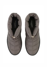 Botas de tobillo acolchadas en gris con un acabado texturizado. Presentan una puntera redondeada, cordón ajustable y una suela de goma negra duradera.