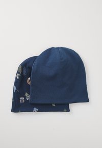 Set aus zwei marineblauen Mützen; eine einfarbig, die andere mit Tieren und Naturmotiven gemustert, aus weichem, dehnbarem Stoff.