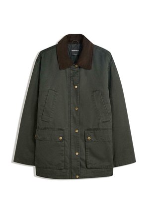 Veste vert foncé avec col en velours côtelé marron, fermeture par boutons-pression, deux poches poitrine et deux grandes poches à rabat à l'avant.