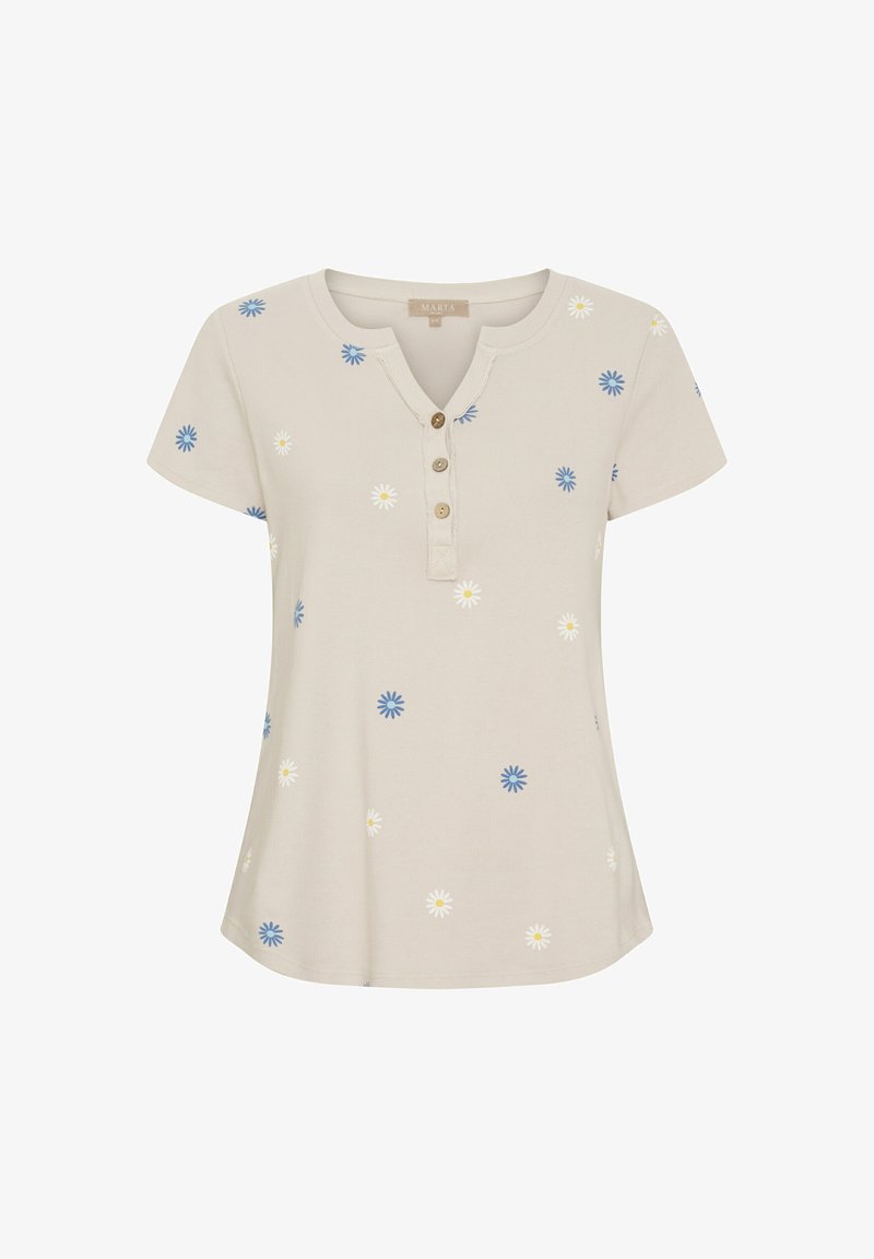 Lys beige kortærmet top med V-hals og knaplukning. Har spredte blå og hvide blomsterprint over stoffet.