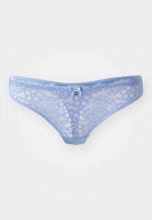 Blå blonderet trusse med blomstermotiv, satinliv, og lille sløjfeaccent foran. Gennemsigtig tekstur med en glat overflade.