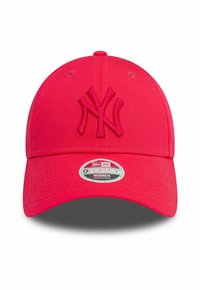 Gorra de béisbol roja con un logo de Nueva York bordado, diseño estructurado, visera curvada y correa ajustable en la parte trasera.