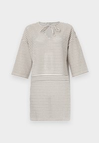 Vestido branco com padrão listrado preto, mangas curtas e decote redondo com fecho de laço. Design solto.