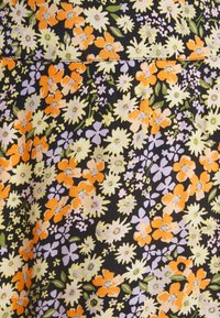 Černá látka s hustým květinovým vzorem v oranžové, levandulové, žluté a zelené barvě. Design zahrnuje různé typy a velikosti květin.