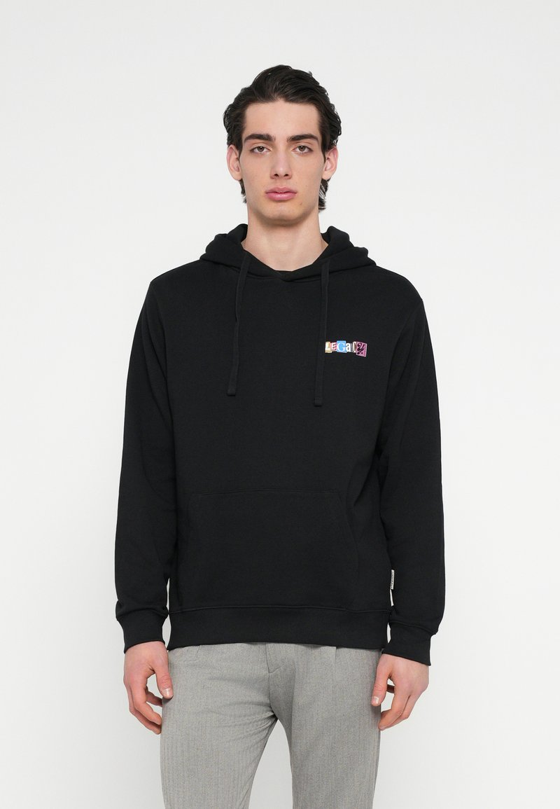 Svart huvtröja med framficka, med en flervägssfärgad logotyp på bröstet. Mjukt tyg, normal passform och ribbade muddarna.