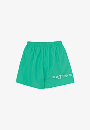Pantaloncini sportivi verdi con vita elastica e logo bianco EA7 Emporio sulla parte inferiore della gamba destra su sfondo bianco.