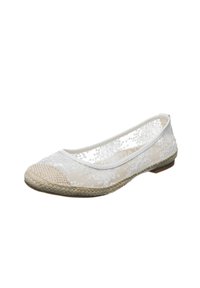 Bailarinas blancas de encaje con suela de yute trenzado, punta en forma de almendra y detalle de tela texturizada. Presenta un delgado ribete blanco que rodea la parte superior.