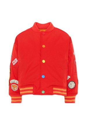 Giacca bomber rossa con bottoni multicolore, polsini a righe e varie toppe giocose sulle maniche e sul petto.