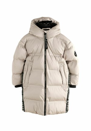 Licht beige pufferjas met capuchon, voorzien van een zwarte rits en logo-accenten. Het ontwerp heeft horizontale doorstikte delen en zijzakken.