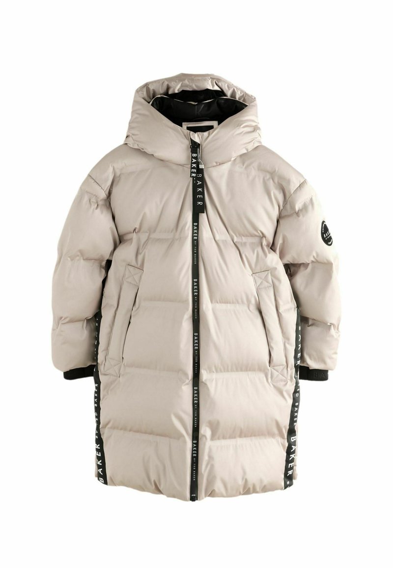 Giacca puffer beige chiaro con cappuccio, caratterizzata da una cerniera nera e dettagli con logo. Il design include sezioni trapuntate orizzontali e tasche laterali.